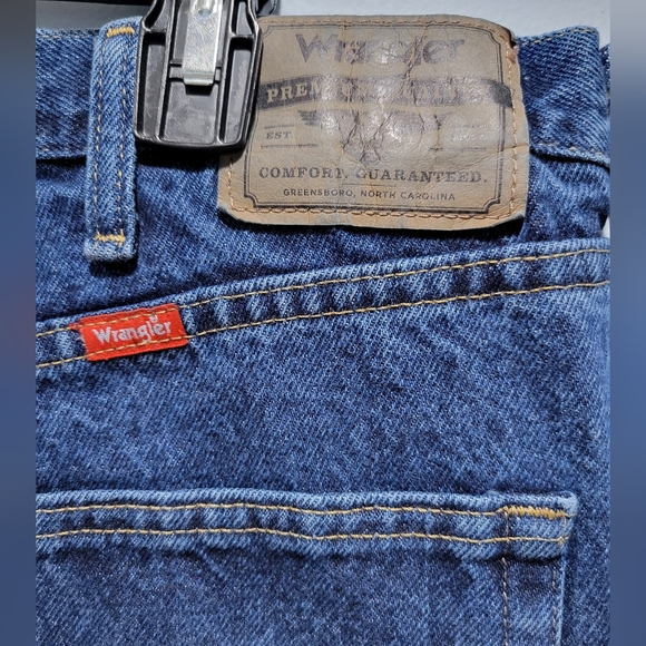 Wrangler Men's Relaxed Fit Blue Jeans - Picture 1 of 6
